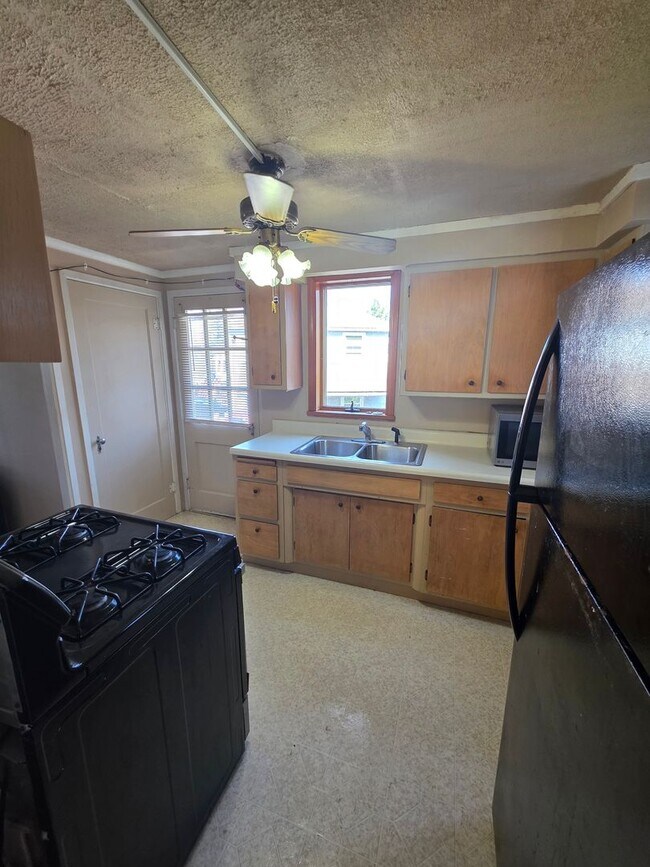 Foto del edificio - 3-bedroom, 1-bath home in Clairton, PA