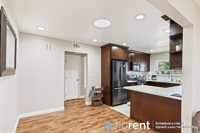 Building Photo - 1368 Yosemite Dr