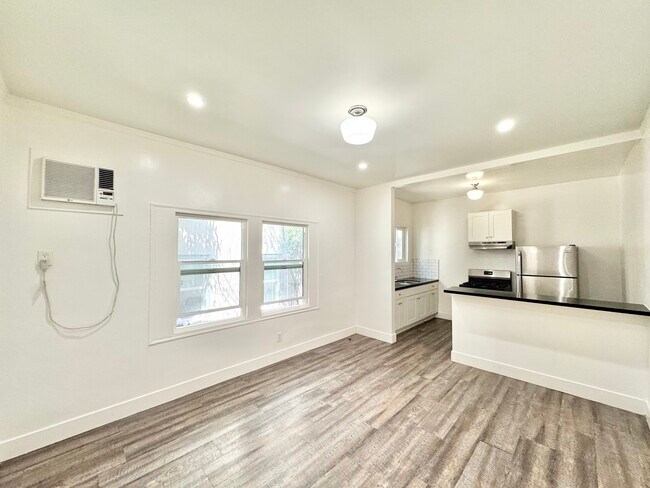 Building Photo - 859 S New Hampshire Ave