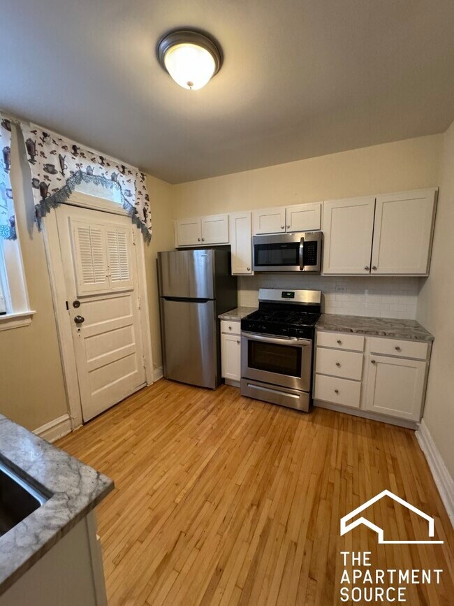 Building Photo - 2221 W Arthur Ave