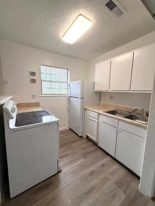 Building Photo - "Charming 2-Bed Oasis in Huntsville - Cozy 869 Sq. Ft. Retreat!"