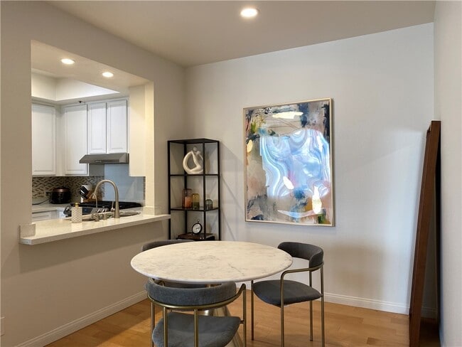 Building Photo - 533 S St Andrews Pl