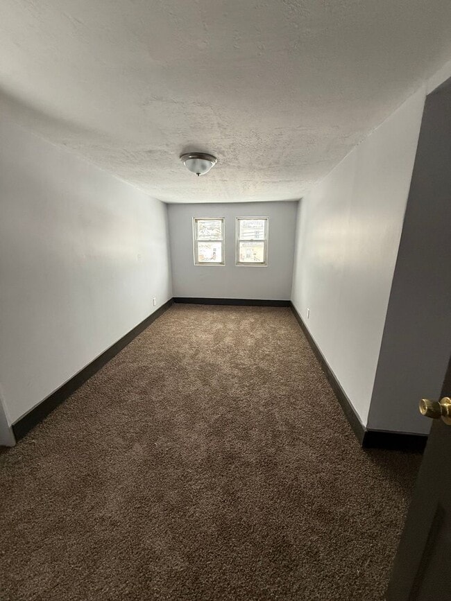 Building Photo - 3bd Single Vouchers Only