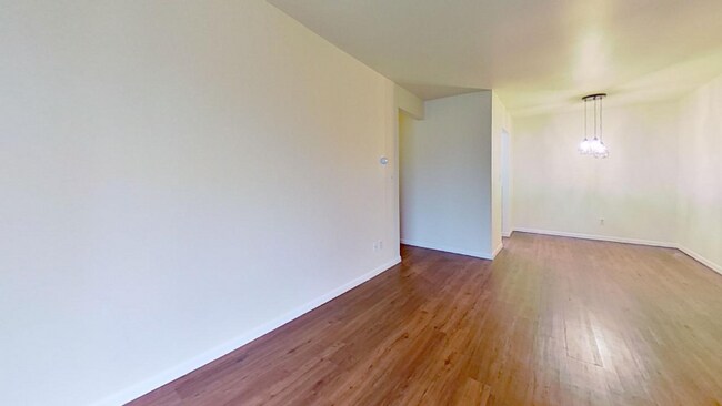 Foto del edificio - 5137 N Lovers Lane Rd