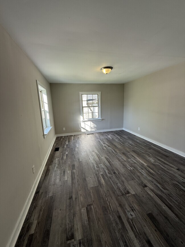 Foto del edificio - 923 Woodward Rd