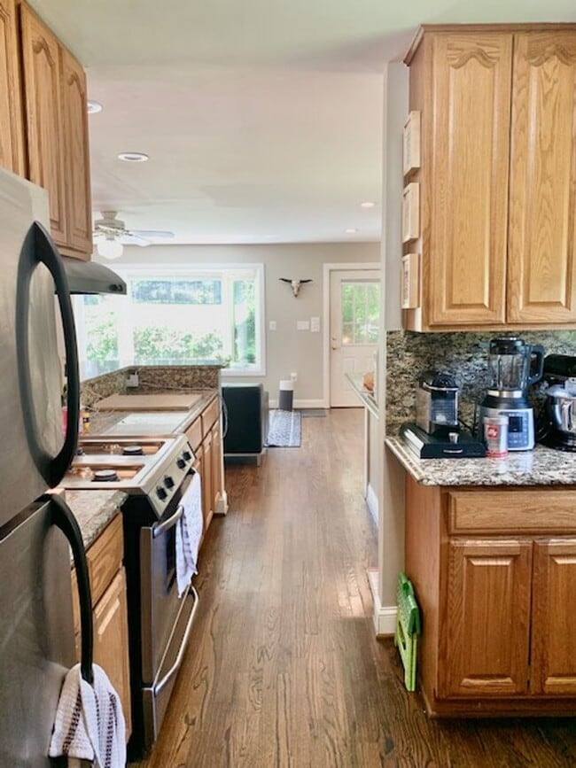 Building Photo - Light filled 2 BR plus 2 rooms, 2 FB including one in finished basement. Great location