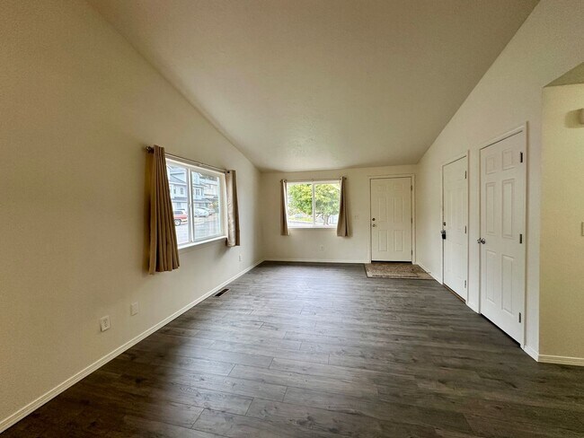 Foto del edificio - Large Updated Three Bedroom Duplex in Sout...