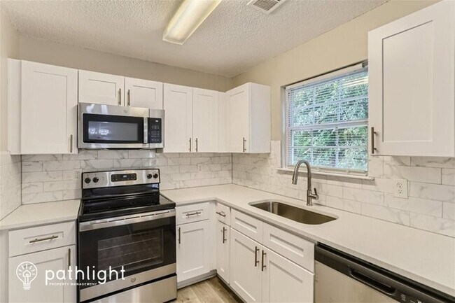 Building Photo - 213 Coral Circle