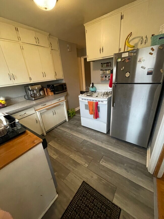 kitchen - 2203 Lefeber Ave