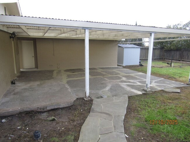 Building Photo - Very Rare 2 Bedroom House on a large lot with separate bonus unit!