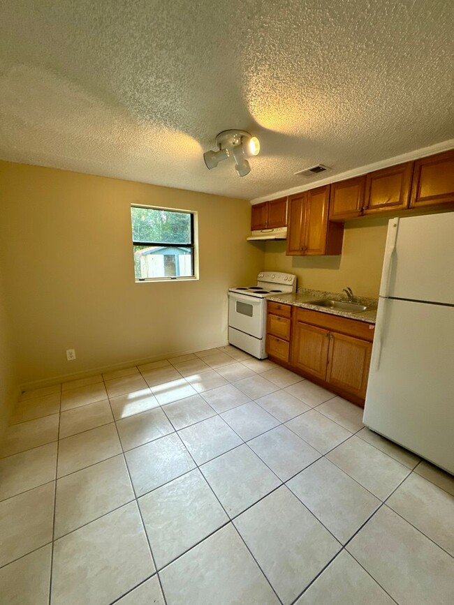 Building Photo - Great 3 Bedroom Available