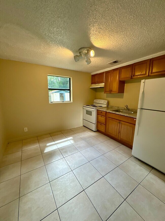 Foto del edificio - Great 3 Bedroom Available