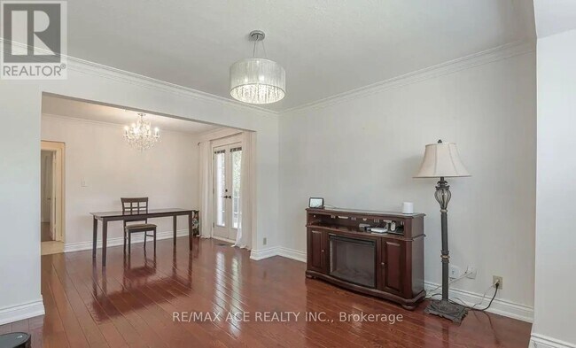 Building Photo - 1 Fairbourne Crescent