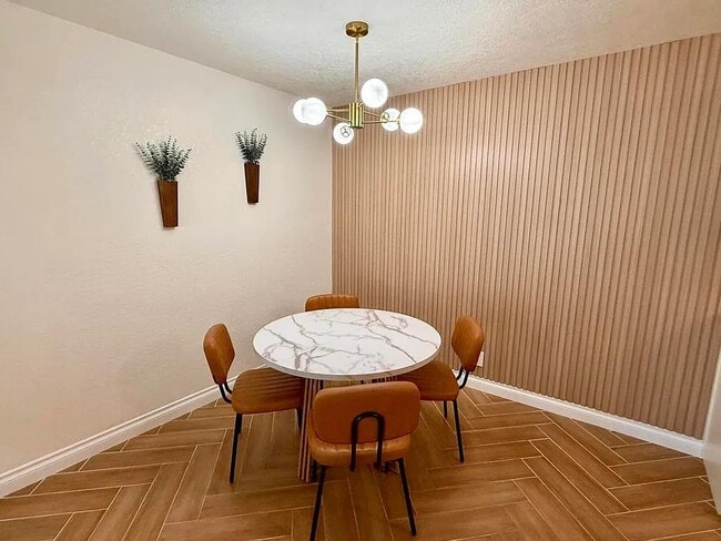 Foto del edificio - 2875 N Los Felices Rd