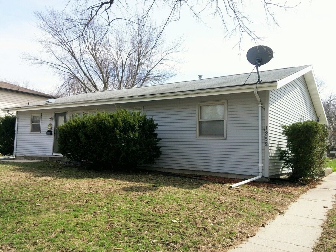2 Bedroom Duplex w/Garage - 2 Bedroom Duplex w/Garage