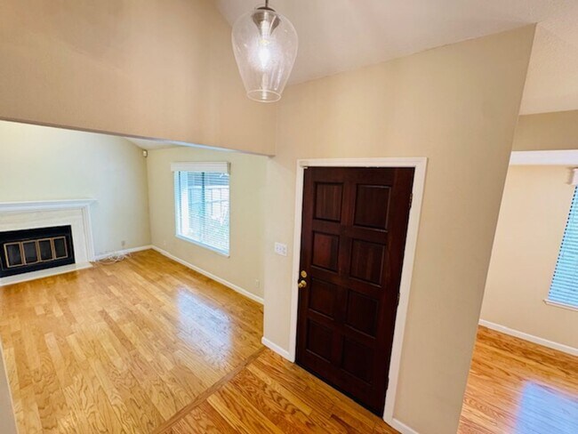 Foto del edificio - Beautiful updated 2 Story condo in Main Chance Estates w/attached 2 car garage!