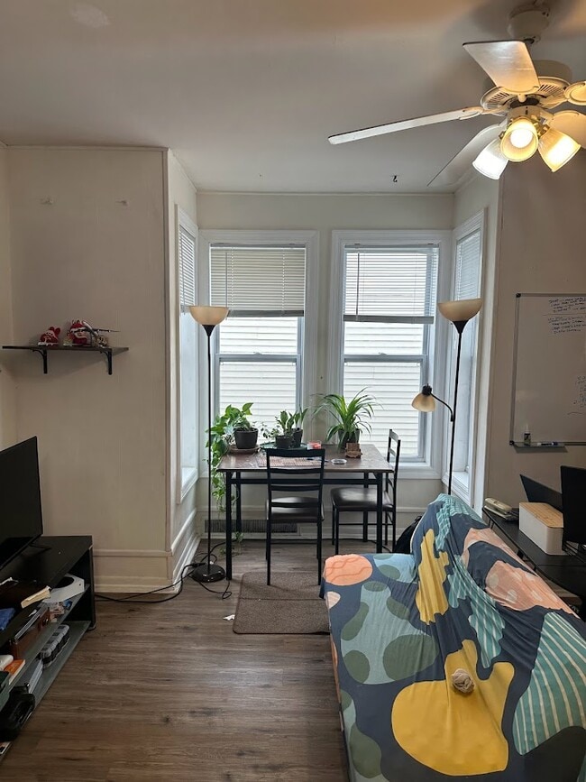 Building Photo - 423 W Doty St