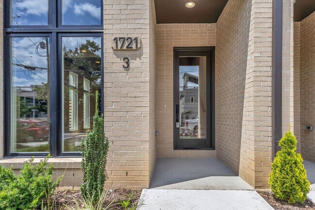 Foto del edificio - Stunning Salemtown Townhome With Fenced In Yard