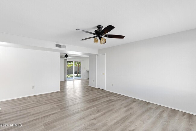 Building Photo - 425 E Oxford Dr