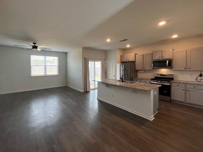 Building Photo - Stunning, Pet Friendly Home!