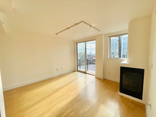 Building Photo - Top Floor 2 bed / 2 bath, city views from private balcony, Garage, In Unit Laundry, Centrally Loc...