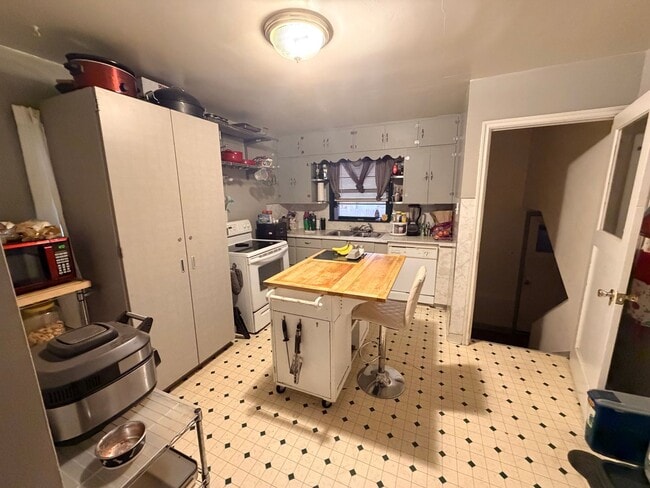 Building Photo - Spacious and Updated 4 Bed, 2 bath!!