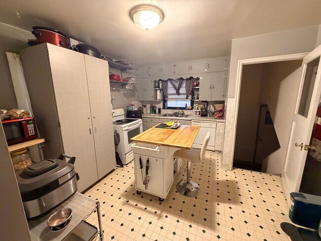 Foto del edificio - Spacious and Updated 4 Bed, 2 bath!!