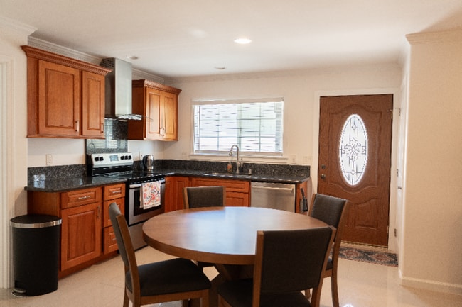 Photo - 2240A Metcalf St House