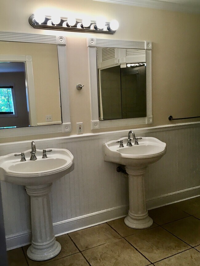 Foto del edificio - 8 Hilton Haven Rd