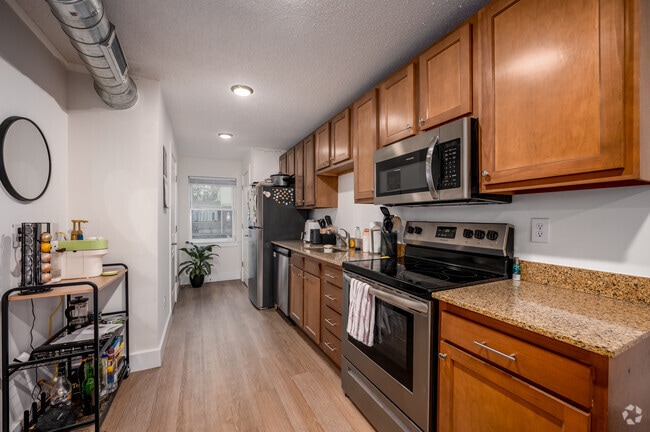 Interior Photo - 401 S Woodlawn