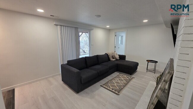 Foto del edificio - "Charming 2-Bedroom Retreat with Stunning Views on Mountain Side Drive!"