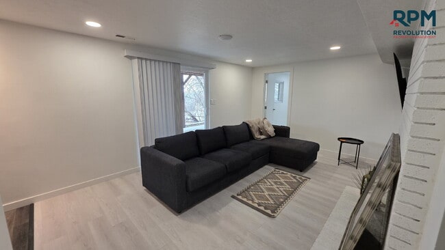 Photo - "Charming 2-Bedroom Retreat with Stunning Views on Mountain Side Drive!" Apartment