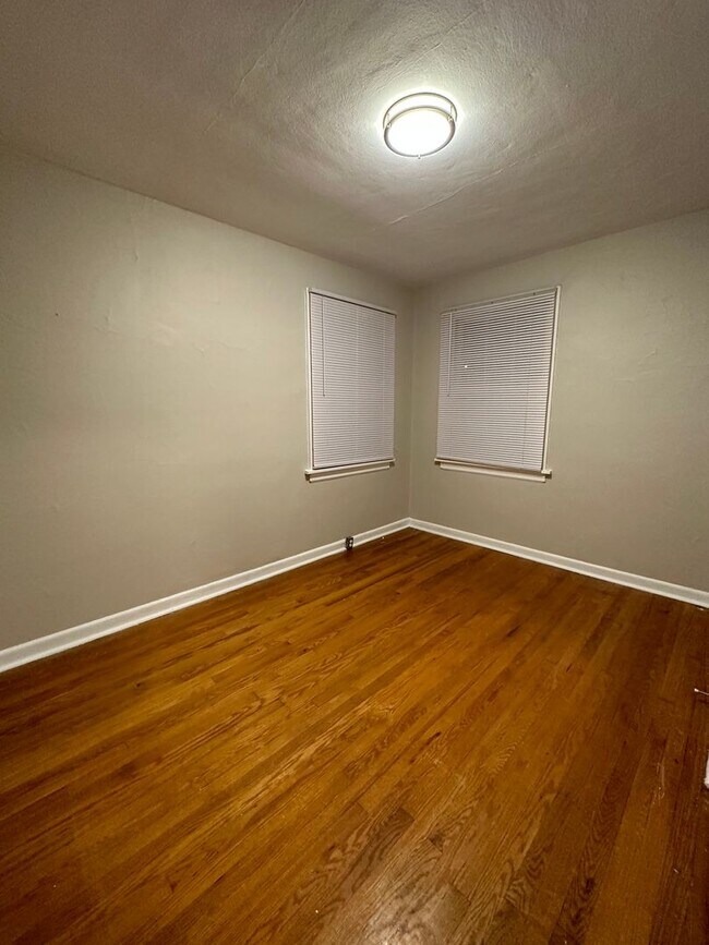 Foto del edificio - Updated Two Bedroom with Attached Garage C...