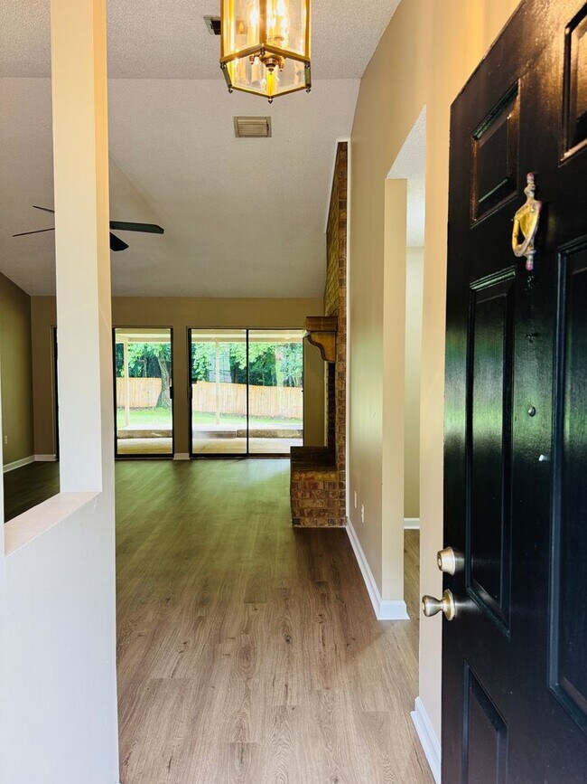 Foto del edificio - 3- Bedroom Gem !!