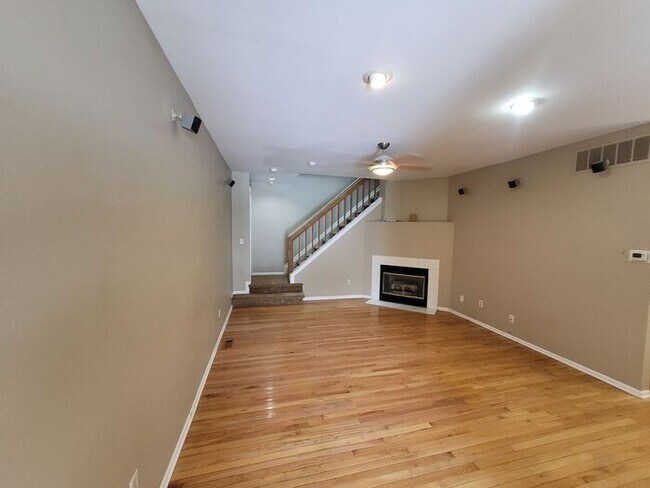 Building Photo - 2 Bedroom 2.5 Bath Condo - Quiet Area - Ga...