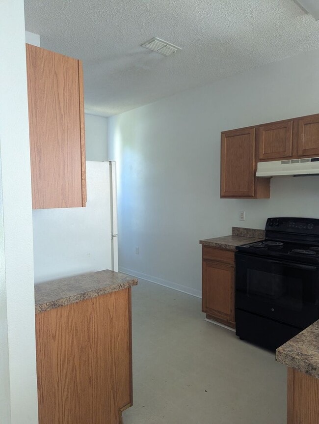 Building Photo - Great family home with 4 bedrooms, 2 bath