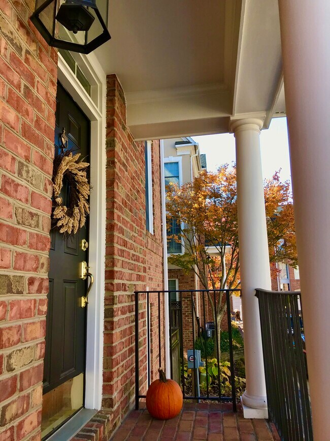 Building Photo - 1308 McLean Crest Ct