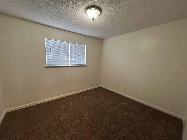 Building Photo - Spacious 2-Bedroom, 1-Bath Apartment in At...