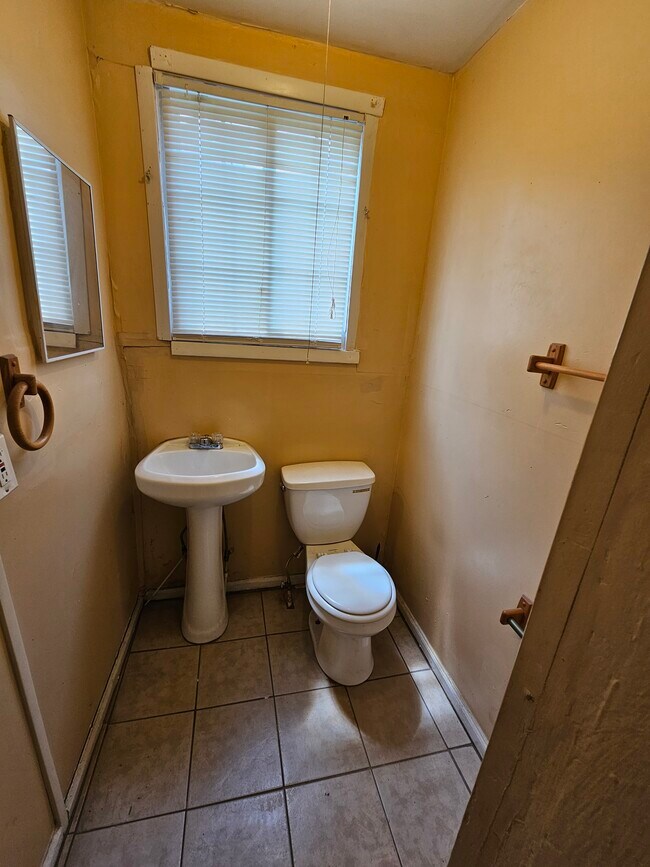 Half bath main level - 4730 Pimlico Rd