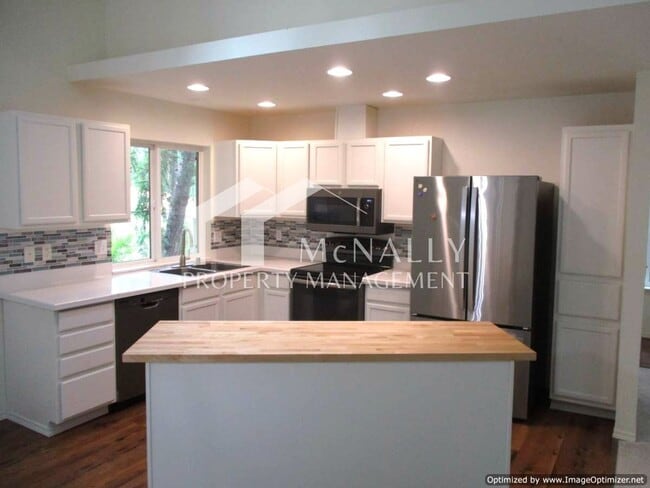 Building Photo - 1166 Leschi Dr