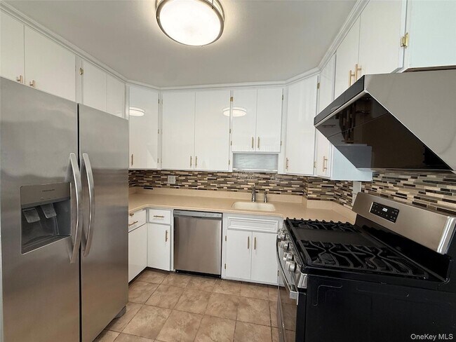 Foto del edificio - 23-43 120th Street Unit Duplex 1 + BASEMENT