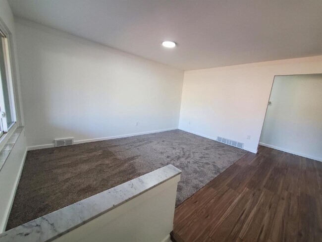 Foto del edificio - 3 Bedroom, 2 Bathroom Ranch, Updated Throughout, Granite, Stainless, 2 Beautiful Full Baths, Upda...