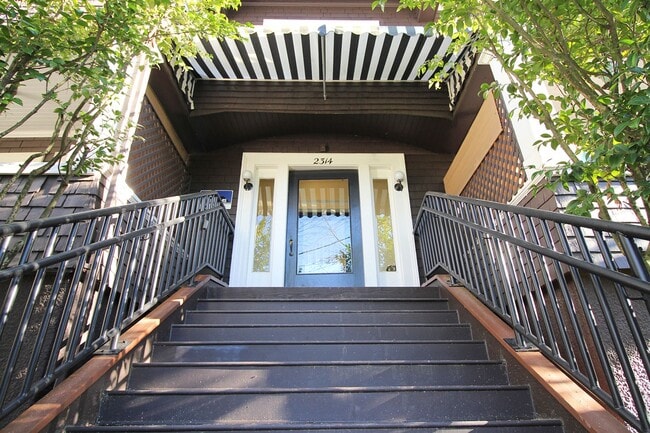 Building Photo - 2314 SW Vista Ave