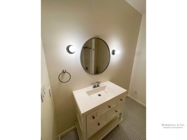 Foto del edificio - NEW LISTING! REMODELED STUDIO ONLY STEPS A...