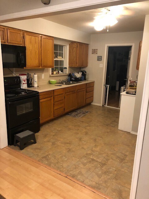 Kitchen - 405 S Contemporary Dr