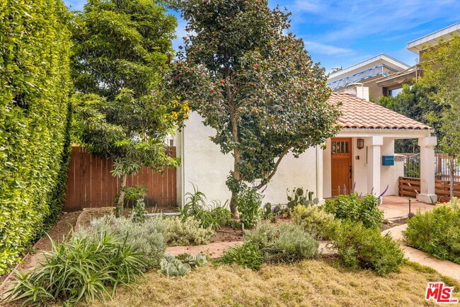 Building Photo - 1134 N Poinsettia Pl