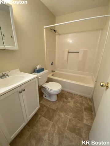 Bathroom - 380 Dorchester St
