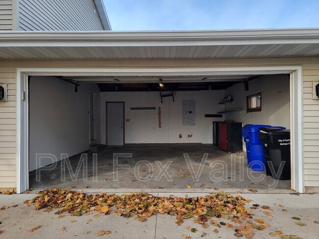 Building Photo - 2625 N Fairfield Ct