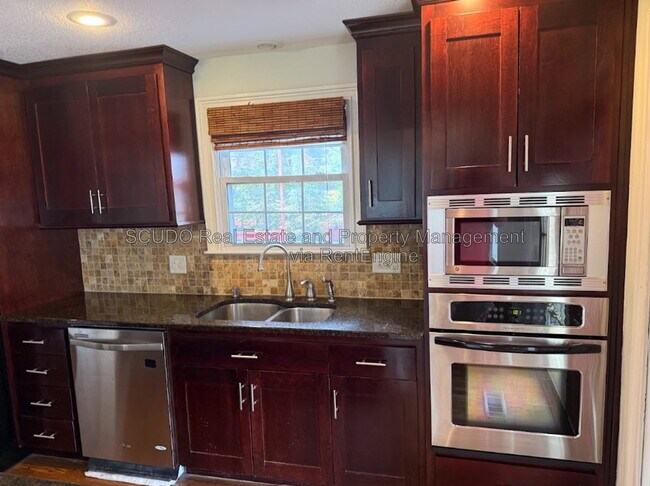 Foto del edificio - 418 E 63rd Terrace