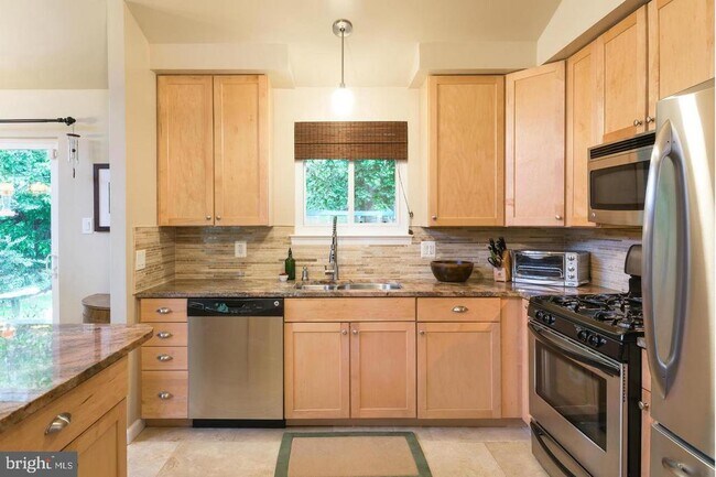Building Photo - 5100 Gainsborough Dr